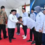 FOTO: Wakil Bupati Sumenep, KH. Imam Hasyim, saat menyalami Pengurus Persatuan Wartawan Indonesia (PWI) Kabupaten Sumenep periode 2025–2028, usai pelantikan, Rabu, 26 November 2025.