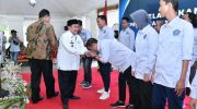 FOTO: Wakil Bupati Sumenep, KH. Imam Hasyim, saat menyalami Pengurus Persatuan Wartawan Indonesia (PWI) Kabupaten Sumenep periode 2025–2028, usai pelantikan, Rabu, 26 November 2025.