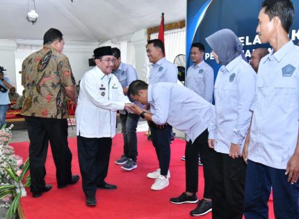 FOTO: Wakil Bupati Sumenep, KH. Imam Hasyim, saat menyalami Pengurus Persatuan Wartawan Indonesia (PWI) Kabupaten Sumenep periode 2025–2028, usai pelantikan, Rabu, 26 November 2025.