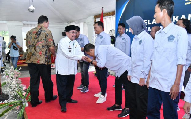FOTO: Wakil Bupati Sumenep, KH. Imam Hasyim, saat menyalami Pengurus Persatuan Wartawan Indonesia (PWI) Kabupaten Sumenep periode 2025–2028, usai pelantikan, Rabu, 26 November 2025.