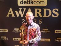 FOTO: Ketua Badan Anggaran (Banggar) DPR RI, Said Abdullah, menerima penghargaan sebagai Tokoh Pengawal Stabilitas Fiskal APBN pada ajang detikcom Awards 2025 yang digelar di The Westin Jakarta, Selasa (25/11/2025).