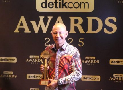 FOTO: Ketua Badan Anggaran (Banggar) DPR RI, Said Abdullah, menerima penghargaan sebagai Tokoh Pengawal Stabilitas Fiskal APBN pada ajang detikcom Awards 2025 yang digelar di The Westin Jakarta, Selasa (25/11/2025).