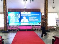 FOTO: Ketua Yayasan Kudsiyah Bahaudin Mudhary, Prof. Achsanul Qosasi, saat menjadi pembicara dalam Dialog Publik pelantikan Pengurus PWI Sumenep periode 2025–2028, di Pendapa Agung Keraton Sumenep, Rabu (26/11/2025).
