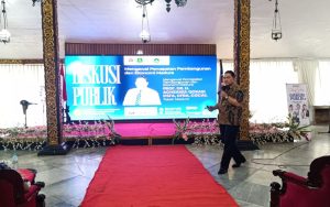 FOTO: Ketua Yayasan Kudsiyah Bahaudin Mudhary, Prof. Achsanul Qosasi, saat menjadi pembicara dalam Dialog Publik pelantikan Pengurus PWI Sumenep periode 2025–2028, di Pendapa Agung Keraton Sumenep, Rabu (26/11/2025).
