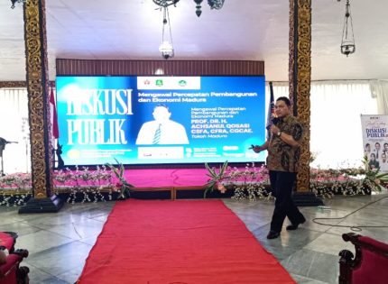 FOTO: Ketua Yayasan Kudsiyah Bahaudin Mudhary, Prof. Achsanul Qosasi, saat menjadi pembicara dalam Dialog Publik pelantikan Pengurus PWI Sumenep periode 2025–2028, di Pendapa Agung Keraton Sumenep, Rabu (26/11/2025).