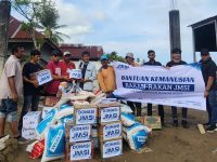 FOTO: Jaringan Media Siber Indonesia (JMSI) melalui JMSI Aceh, menyalurkan bantuan kemanusiaan untuk korban banjir bandang di Gampong Blang Cut, Kecamatan Meurah Dua, Kabupaten Pidie Jaya, Sabtu (6/12/2025).