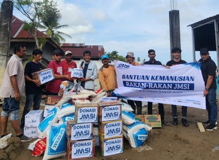 FOTO: Jaringan Media Siber Indonesia (JMSI) melalui JMSI Aceh, menyalurkan bantuan kemanusiaan untuk korban banjir bandang di Gampong Blang Cut, Kecamatan Meurah Dua, Kabupaten Pidie Jaya, Sabtu (6/12/2025).