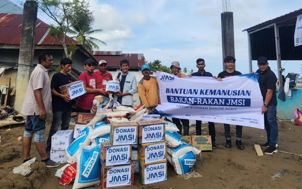 FOTO: Jaringan Media Siber Indonesia (JMSI) melalui JMSI Aceh, menyalurkan bantuan kemanusiaan untuk korban banjir bandang di Gampong Blang Cut, Kecamatan Meurah Dua, Kabupaten Pidie Jaya, Sabtu (6/12/2025).