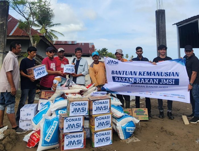 FOTO: Jaringan Media Siber Indonesia (JMSI) melalui JMSI Aceh, menyalurkan bantuan kemanusiaan untuk korban banjir bandang di Gampong Blang Cut, Kecamatan Meurah Dua, Kabupaten Pidie Jaya, Sabtu (6/12/2025).
