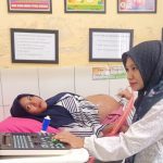FOTO: Dokter Puskesmas Raas, Kabupaten Sumenep, saat melakukan layanan pemeriksaan Ultrasonografi (USG) secara rutin setiap pekan, di ruang Kesehatan Ibu dan Anak (KIA).