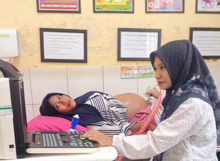 FOTO: Dokter Puskesmas Raas, Kabupaten Sumenep, saat melakukan layanan pemeriksaan Ultrasonografi (USG) secara rutin setiap pekan, di ruang Kesehatan Ibu dan Anak (KIA).