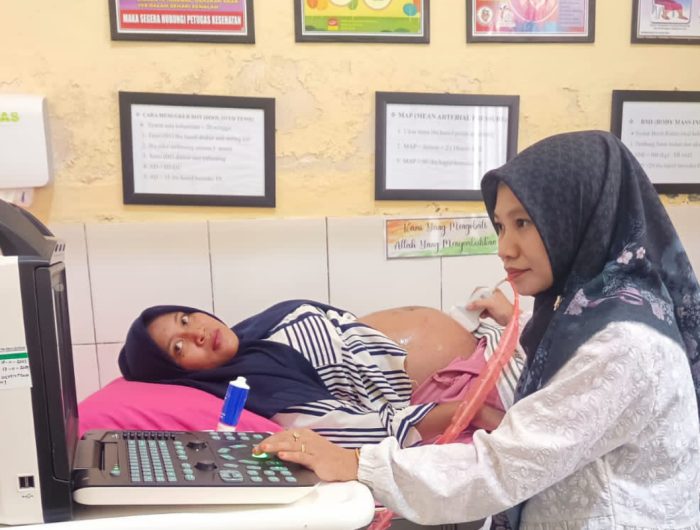 FOTO: Dokter Puskesmas Raas, Kabupaten Sumenep, saat melakukan layanan pemeriksaan Ultrasonografi (USG) secara rutin setiap pekan, di ruang Kesehatan Ibu dan Anak (KIA).