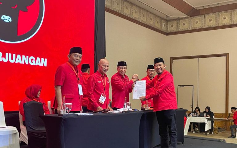 FOTO: Achmad Fauzi Wongsojudo ditunjuk kembali sebagai Ketua Dewan Pimpinan Cabang (DPC) PDI Perjuangan Kabupaten Sumenep, masa bakti 2025–2030, di Surabaya, Sabtu (20 Desember 2025).