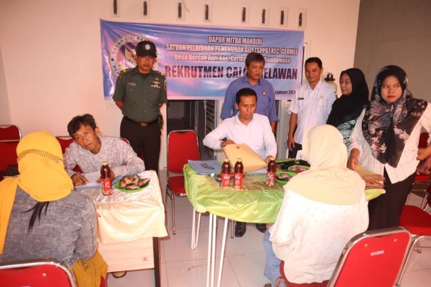 FOTO: Suasana rekrutmen karyawan SPPG Bercak Asri disambut antusias oleh warga di Kecamatan Cermee Kabupaten Bondowoso.