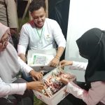 FOTO: Tim Baznas Kabupaten Sumenep saat menghitung hasil donasi usai Konser Amal yang berlangsung di GOR A. Yani. Jumat (2/1/2025) malam.
