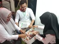 FOTO: Tim Baznas Kabupaten Sumenep saat menghitung hasil donasi usai Konser Amal yang berlangsung di GOR A. Yani. Jumat (2/1/2025) malam.