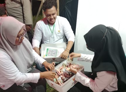 FOTO: Tim Baznas Kabupaten Sumenep saat menghitung hasil donasi usai Konser Amal yang berlangsung di GOR A. Yani. Jumat (2/1/2025) malam.