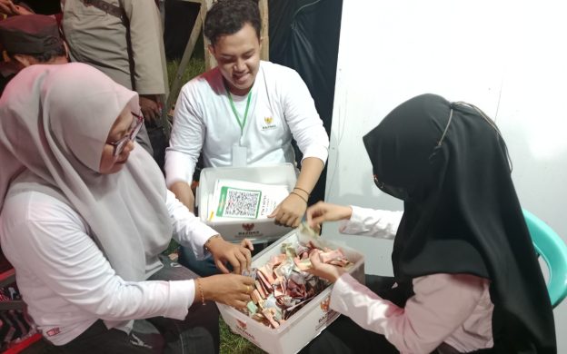 FOTO: Tim Baznas Kabupaten Sumenep saat menghitung hasil donasi usai Konser Amal yang berlangsung di GOR A. Yani. Jumat (2/1/2025) malam.