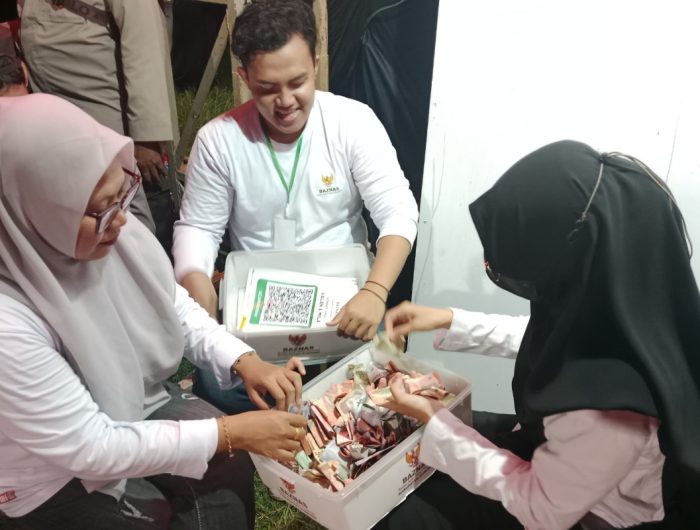 FOTO: Tim Baznas Kabupaten Sumenep saat menghitung hasil donasi usai Konser Amal yang berlangsung di GOR A. Yani. Jumat (2/1/2025) malam.