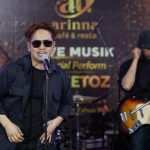 FOTO: Grup Band Vagetoz tampil menghibur pelanggan Arinna Cafe & Resto, dalam acara Live Music Happy New Year, Sabtu malam (3/1/2026).