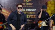 FOTO: Grup Band Vagetoz tampil menghibur pelanggan Arinna Cafe & Resto, dalam acara Live Music Happy New Year, Sabtu malam (3/1/2026).