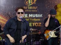FOTO: Grup Band Vagetoz tampil menghibur pelanggan Arinna Cafe & Resto, dalam acara Live Music Happy New Year, Sabtu malam (3/1/2026).