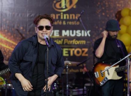 FOTO: Grup Band Vagetoz tampil menghibur pelanggan Arinna Cafe & Resto, dalam acara Live Music Happy New Year, Sabtu malam (3/1/2026).
