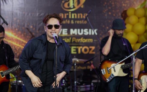 FOTO: Grup Band Vagetoz tampil menghibur pelanggan Arinna Cafe & Resto, dalam acara Live Music Happy New Year, Sabtu malam (3/1/2026).
