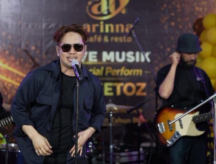 FOTO: Grup Band Vagetoz tampil menghibur pelanggan Arinna Cafe & Resto, dalam acara Live Music Happy New Year, Sabtu malam (3/1/2026).