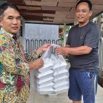 FOTO: Ketua Baznas Sumenep, Ahmad Rahman, menyalurkan bantuan logistik terutama kebutuhan makanan untuk warga kepulauan yang tertahan akibat cuaca ekstrem berupa angin kencang dan gelombang tinggi.