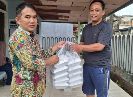 FOTO: Ketua Baznas Sumenep, Ahmad Rahman, menyalurkan bantuan logistik terutama kebutuhan makanan untuk warga kepulauan yang tertahan akibat cuaca ekstrem berupa angin kencang dan gelombang tinggi.
