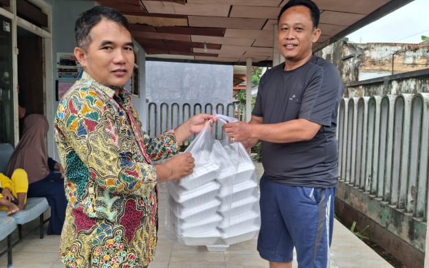 FOTO: Ketua Baznas Sumenep, Ahmad Rahman, menyalurkan bantuan logistik terutama kebutuhan makanan untuk warga kepulauan yang tertahan akibat cuaca ekstrem berupa angin kencang dan gelombang tinggi.