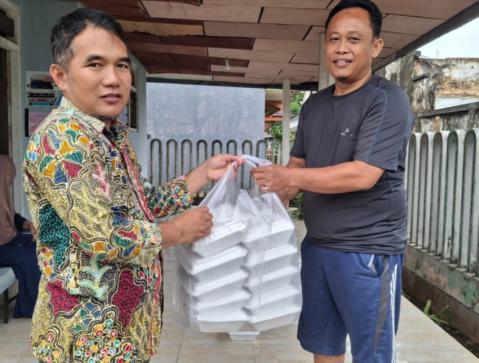 FOTO: Ketua Baznas Sumenep, Ahmad Rahman, menyalurkan bantuan logistik terutama kebutuhan makanan untuk warga kepulauan yang tertahan akibat cuaca ekstrem berupa angin kencang dan gelombang tinggi.