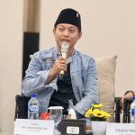 FOTO: Ketua Fraksi PDI Perjuangan DPRD Sumenep, Hosnan, saat menjadi pembicara diskusi publik yang digelar Jaringan Media Siber Indonesia (JMSI) Sumenep, di Hotel Kaberaz, Rabu (21/1/2026).