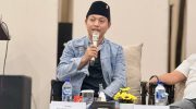 FOTO: Ketua Fraksi PDI Perjuangan DPRD Sumenep, Hosnan, saat menjadi pembicara diskusi publik yang digelar Jaringan Media Siber Indonesia (JMSI) Sumenep, di Hotel Kaberaz, Rabu (21/1/2026).