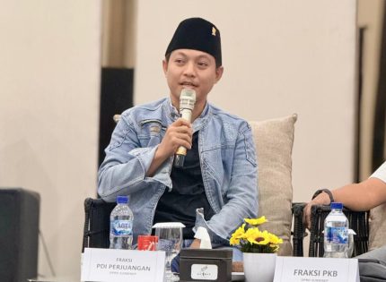 FOTO: Ketua Fraksi PDI Perjuangan DPRD Sumenep, Hosnan, saat menjadi pembicara diskusi publik yang digelar Jaringan Media Siber Indonesia (JMSI) Sumenep, di Hotel Kaberaz, Rabu (21/1/2026).