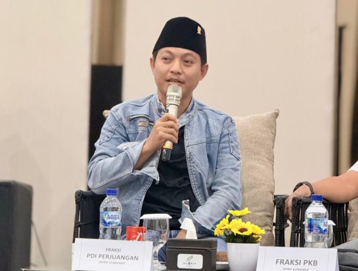 FOTO: Ketua Fraksi PDI Perjuangan DPRD Sumenep, Hosnan, saat menjadi pembicara diskusi publik yang digelar Jaringan Media Siber Indonesia (JMSI) Sumenep, di Hotel Kaberaz, Rabu (21/1/2026).