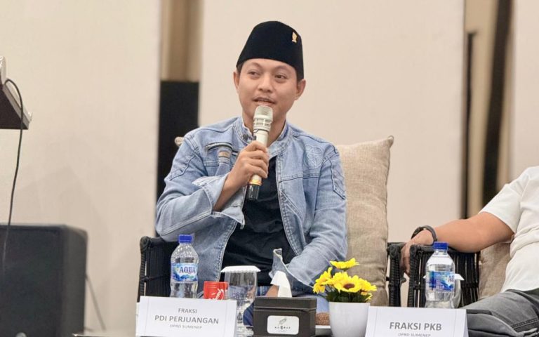 FOTO: Ketua Fraksi PDI Perjuangan DPRD Sumenep, Hosnan, saat menjadi pembicara diskusi publik yang digelar Jaringan Media Siber Indonesia (JMSI) Sumenep, di Hotel Kaberaz, Rabu (21/1/2026).