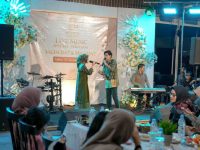 FOTO: Valen DA7 dan Mila DA7 saat tampil secara eksklusif Arinna Cafe & Resto Sumenep pada malam akhir pekan. (Ist/wartazone.com)