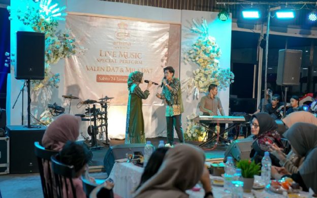 FOTO: Valen DA7 dan Mila DA7 saat tampil secara eksklusif Arinna Cafe & Resto Sumenep pada malam akhir pekan. (Ist/wartazone.com)