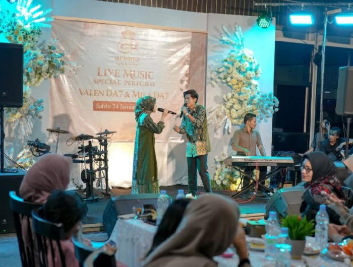FOTO: Valen DA7 dan Mila DA7 saat tampil secara eksklusif Arinna Cafe & Resto Sumenep pada malam akhir pekan. (Ist/wartazone.com)
