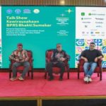 FOTO: Direktur Utama PT BPRS Bhakti Sumekar Perseroda, Hairil Fajar, saat menjadi pembicara Talk Show Kewirausahaan di Pendopo Agung Keraton Sumenep.