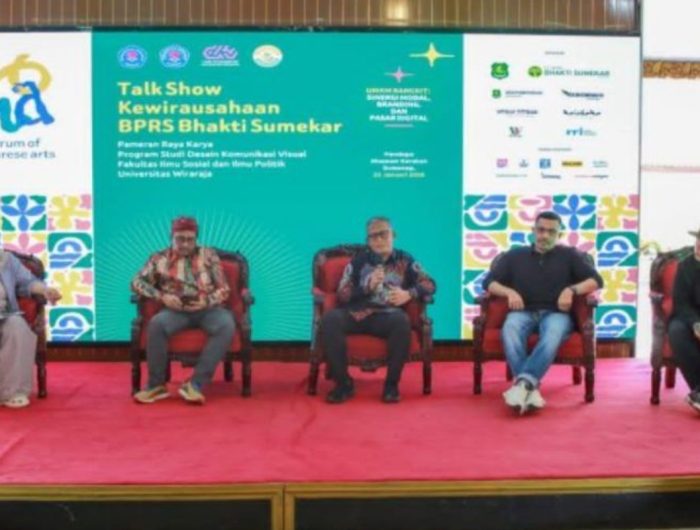 FOTO: Direktur Utama PT BPRS Bhakti Sumekar Perseroda, Hairil Fajar, saat menjadi pembicara Talk Show Kewirausahaan di Pendopo Agung Keraton Sumenep.