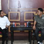 FOTO: Ketua Jaringan Media Siber Indonesia (JMSI) Kabupaten Sumenep, Supanji, saan bincang santai bersama Dewan Pembina JMSI Sumenep Achmad Fauzi Wongsojudo. (Panji Agira/wartazone.com)