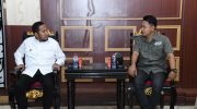 FOTO: Ketua Jaringan Media Siber Indonesia (JMSI) Kabupaten Sumenep, Supanji, saan bincang santai bersama Dewan Pembina JMSI Sumenep Achmad Fauzi Wongsojudo. (Panji Agira/wartazone.com)