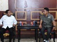 FOTO: Ketua Jaringan Media Siber Indonesia (JMSI) Kabupaten Sumenep, Supanji, saan bincang santai bersama Dewan Pembina JMSI Sumenep Achmad Fauzi Wongsojudo. (Panji Agira/wartazone.com)