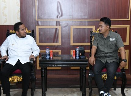 FOTO: Ketua Jaringan Media Siber Indonesia (JMSI) Kabupaten Sumenep, Supanji, saan bincang santai bersama Dewan Pembina JMSI Sumenep Achmad Fauzi Wongsojudo. (Panji Agira/wartazone.com)