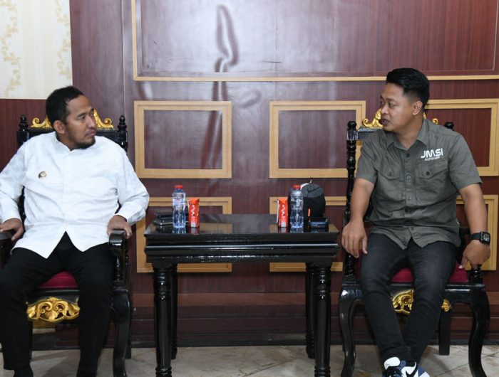 FOTO: Ketua Jaringan Media Siber Indonesia (JMSI) Kabupaten Sumenep, Supanji, saan bincang santai bersama Dewan Pembina JMSI Sumenep Achmad Fauzi Wongsojudo. (Panji Agira/wartazone.com)