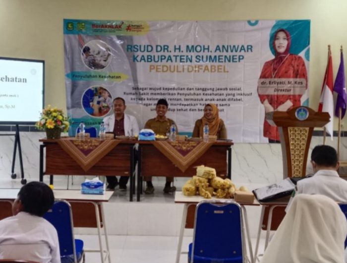 FOTO: Tim RSUD dr. H. Moh. Anwar Sumenep saat menggelar edukasi kesehatan bagi anak berkebutuhan khusus melalui kegiatan penyuluhan di Sekolah Luar Biasa (SLB) Saronggi. (Ist/wartazone.com)