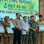 FOTO: Ketua PWI Sumenep, Faisal Warid, usai menyerahkan piagam hargaan dalam Resepsi Puncak Hari Pers Nasional (HPN) 2026 dan HUT ke-80 Persatuan Wartawan Indonesia (PWI). (Panji Agira/wartazone.com)
